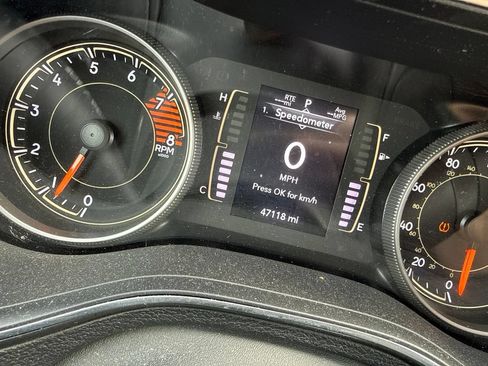 Used 2019 Jeep Cherokee Latitude w/ Cold Weather Group AWD/4WD image 3