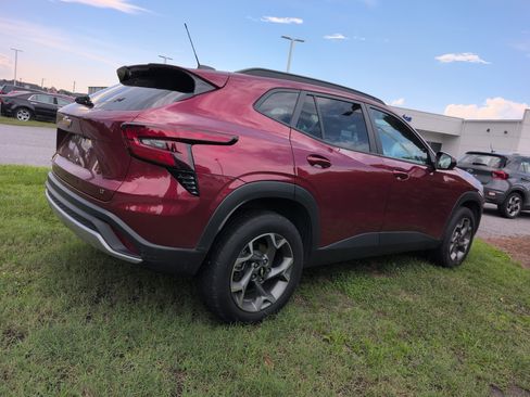 Used 2025 Chevrolet Trax LT FWD image 2