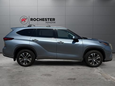 Used 2022 Toyota Highlander XLE AWD/4WD image 6