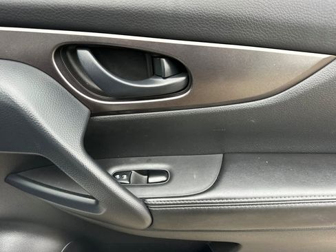 Used 2022 Nissan Rogue Sport S image 19