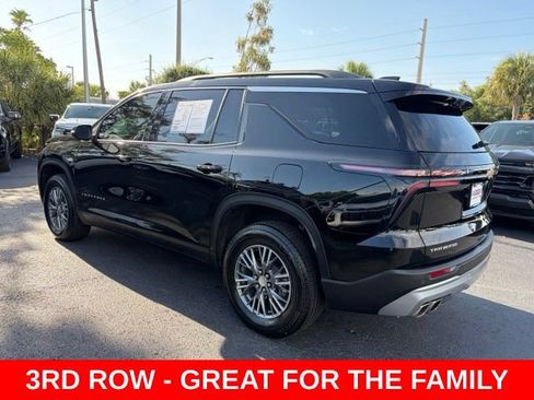Used 2025 Chevrolet Traverse LT FWD image 4