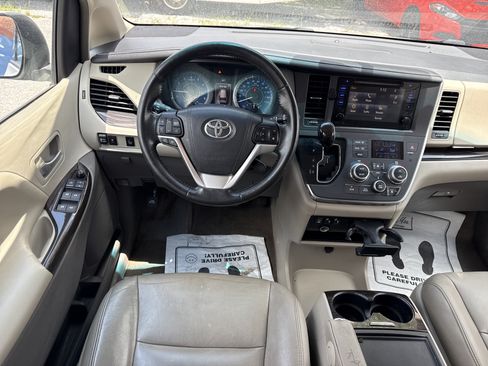 Used 2015 Toyota Sienna XLE FWD image 16