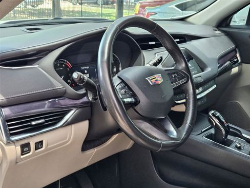 Used 2023 Cadillac XT4 Luxury w/ Cold Weather Package FWD image 9