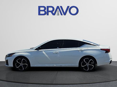 Used 2024 Nissan Altima 2.5 SR FWD image 2