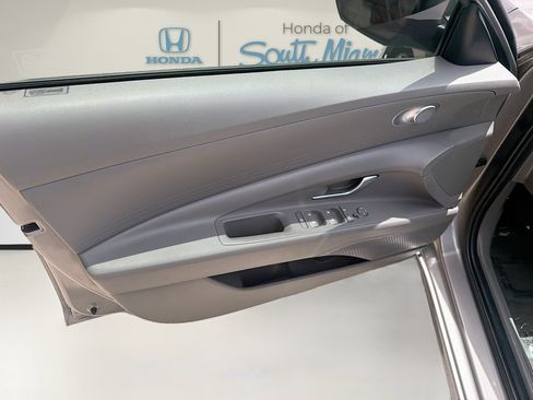 Used 2021 Hyundai Elantra SE FWD image 19