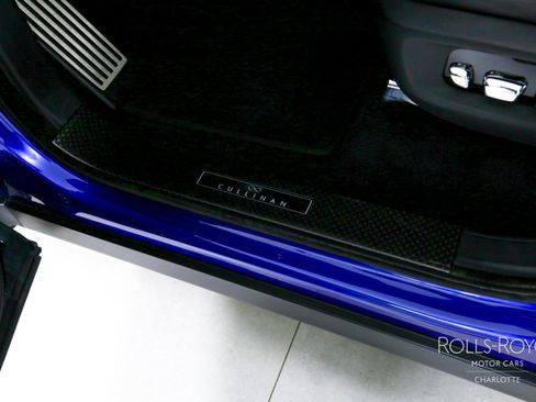 Used 2021 Rolls-Royce Cullinan Black Badge image 17