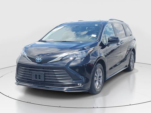 Used 2025 Toyota Sienna XLE image 3