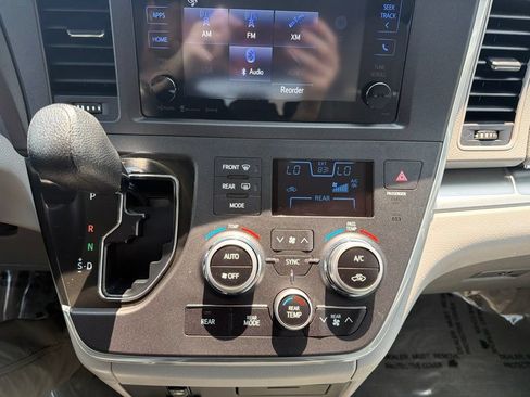 Used 2017 Toyota Sienna LE FWD image 24