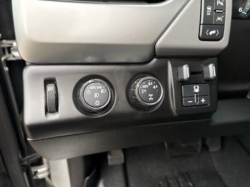 Used 2016 Chevrolet Suburban LT image 38