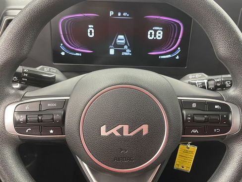 Used 2024 Kia Sportage LX image 7