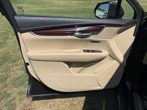 Used 2017 Cadillac XT5 Luxury w/ Driver Awareness Package FWD image 8