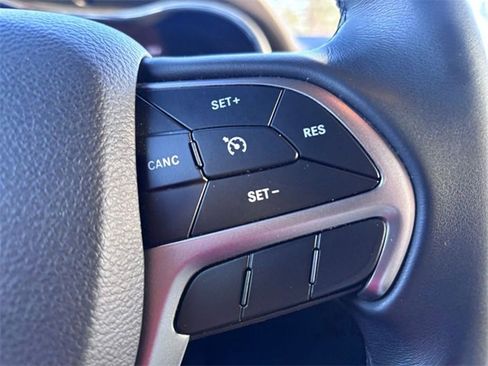 Used 2019 Jeep Grand Cherokee Laredo w/ 18" Wheel & 8.4" Radio Group image 18