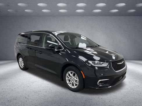 Used 2023 Chrysler Pacifica Touring-L FWD image 7