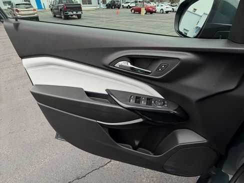 Used 2025 Chevrolet Trax LT FWD image 12
