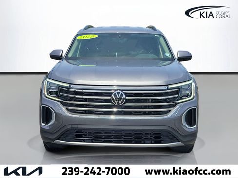 Used 2025 Volkswagen Atlas SE FWD image 2