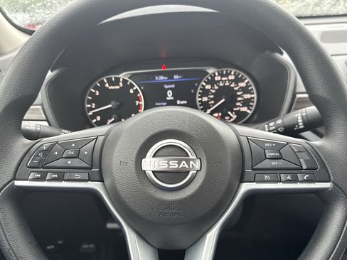 Used 2025 Nissan Altima 2.5 SV FWD image 10