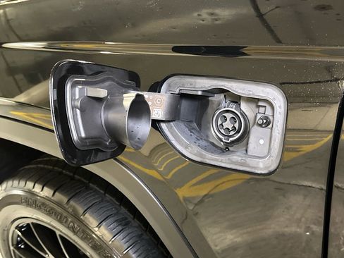 Used 2022 Jeep Grand Cherokee Limited 4xe w/ Luxury Tech Group II image 16