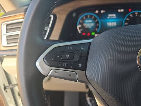 Used 2024 Volkswagen Atlas SE w/ Panoramic Sunroof Package FWD image 26