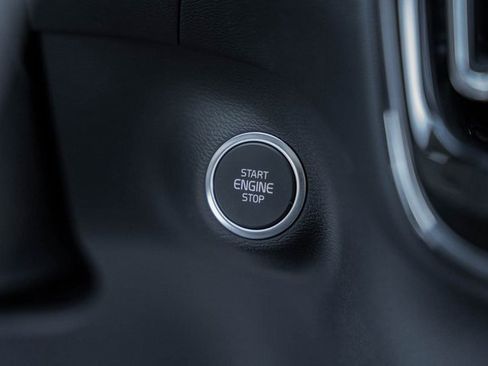 Certified 2025 Volvo XC40 B5 Ultra w/ Climate Package image 27