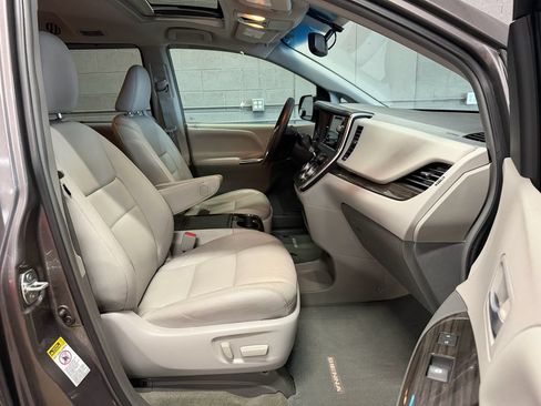Used 2015 Toyota Sienna XLE FWD image 22