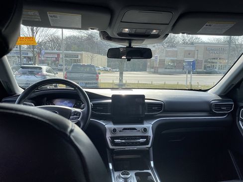 Used 2022 Ford Explorer XLT w/ Equipment Group 202A image 9