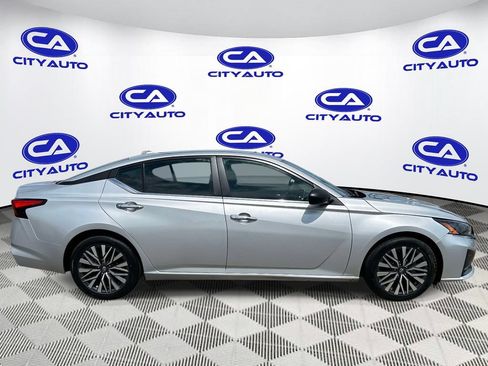 Used 2024 Nissan Altima 2.5 SV FWD image 2