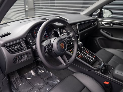 Certified 2026 Porsche Macan AWD/4WD image 4