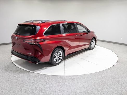 Used 2022 Toyota Sienna XSE AWD/4WD image 31