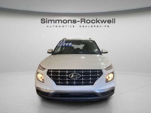 Used 2022 Hyundai Venue SEL image 2