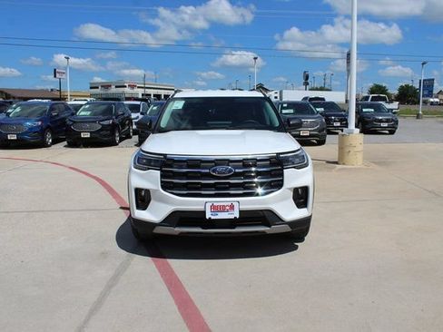 New 2025 Ford Explorer Active w/ Active Comfort Package RWD image 2