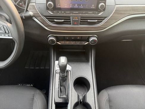 Used 2025 Nissan Altima 2.5 SV FWD image 11