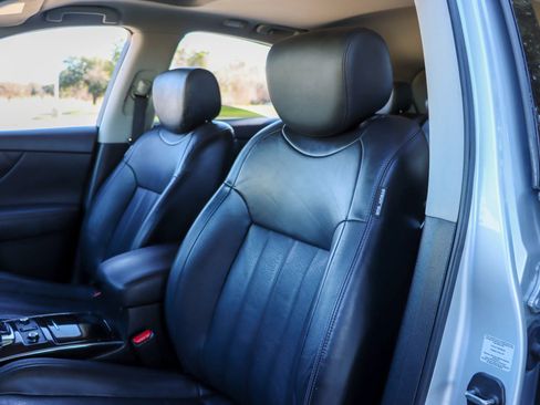 Used 2017 INFINITI QX70 3.7 w/ Premium Package image 11