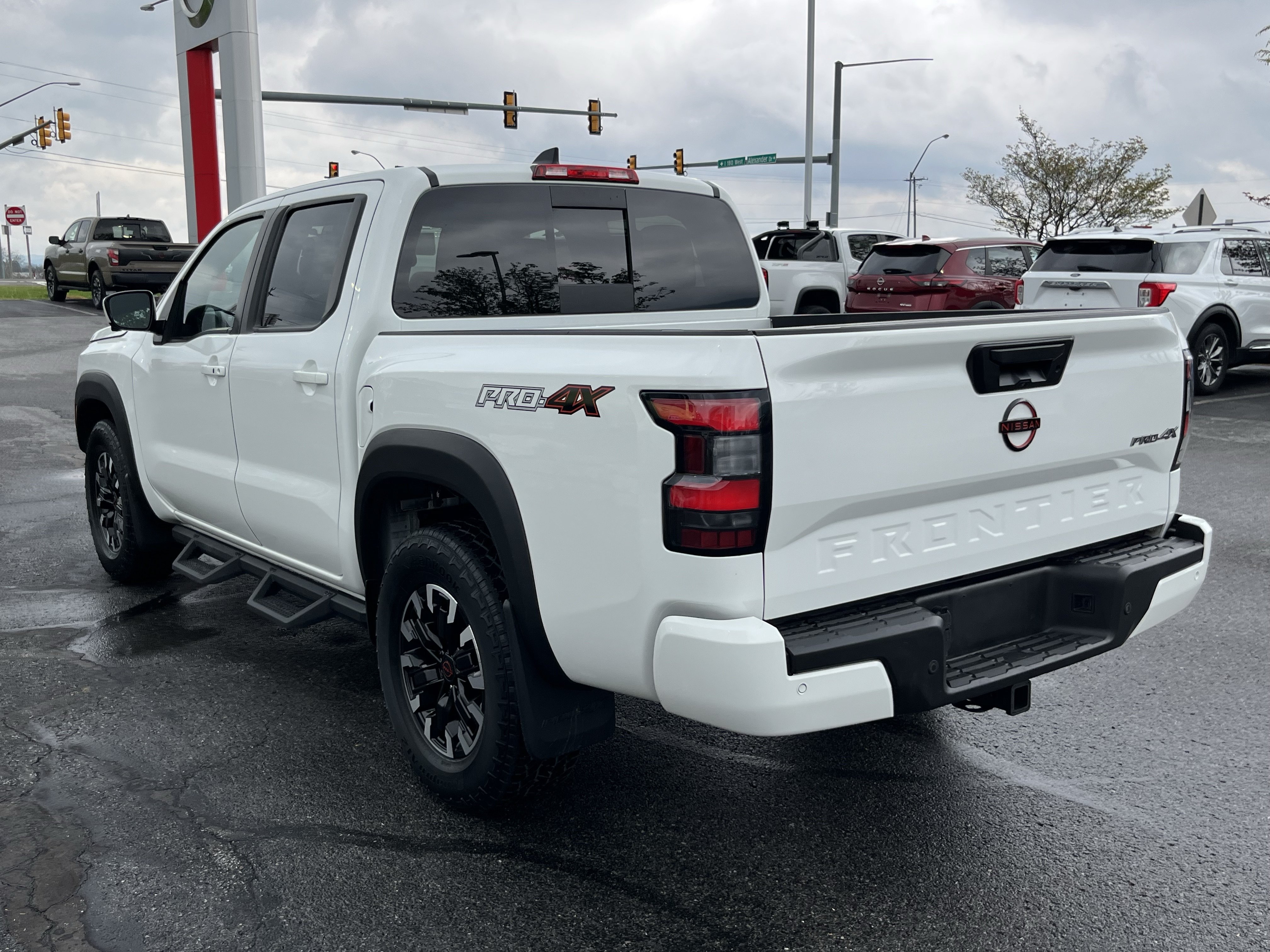Used 2023 Nissan Frontier PRO-4X w/ Pro Convenience Package AWD/4WD image 7