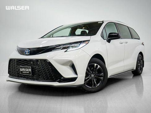 Used 2025 Toyota Sienna XSE AWD/4WD image 1
