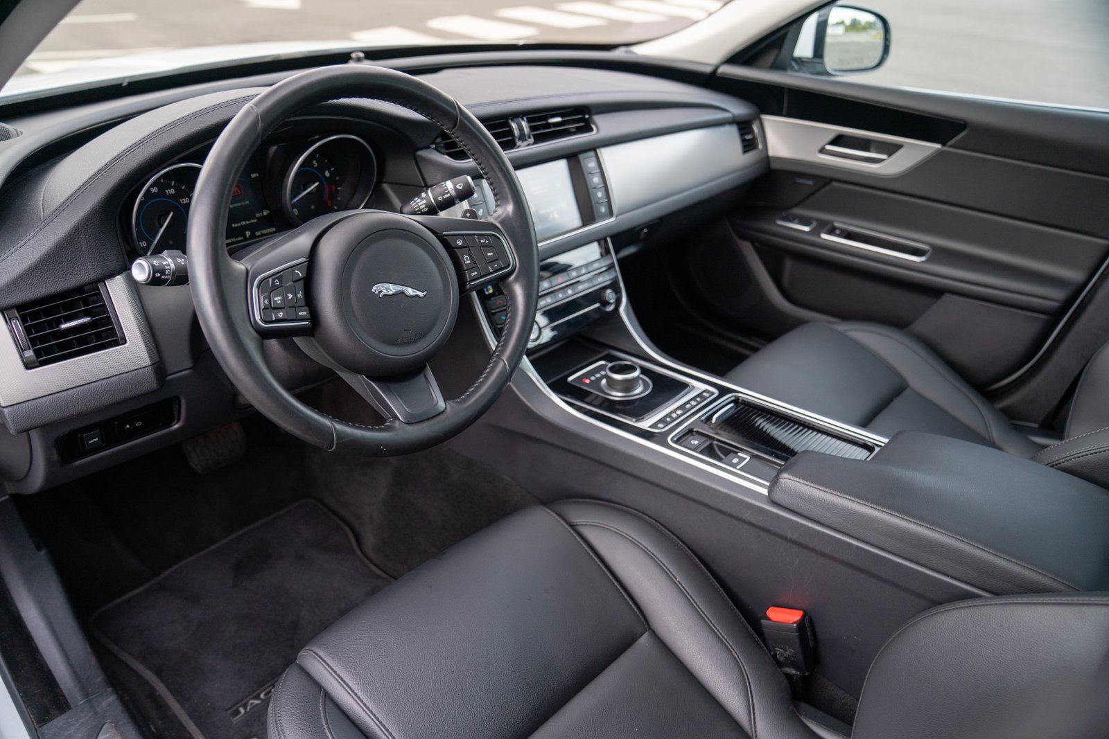 Used 2018 Jaguar XF Premium AWD/4WD image 4