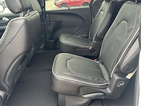 New 2026 Chrysler Pacifica Limited image 10