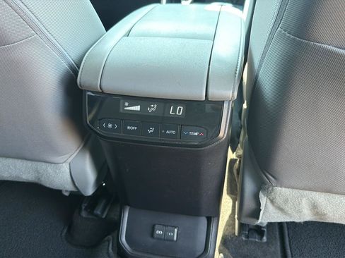 Used 2023 Toyota Highlander L FWD image 17