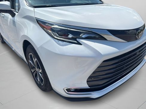 Used 2026 Toyota Sienna Platinum AWD/4WD image 30