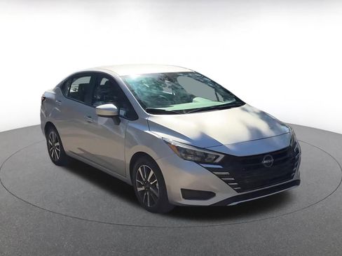 Used 2025 Nissan Versa SV image 3
