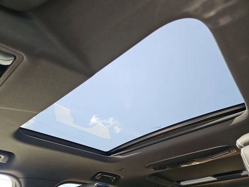 Used 2023 Land Rover Discovery Metropolitan Edition image 23