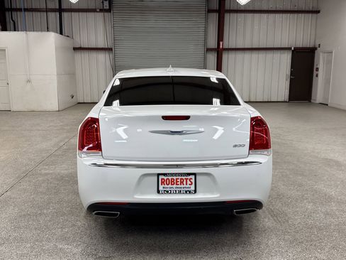 Used 2019 Chrysler 300 Limited image 23