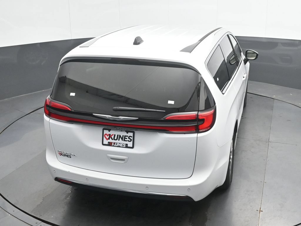 Used 2024 Chrysler Pacifica Touring-L FWD image 30