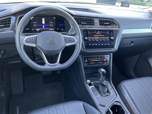 Used 2022 Volkswagen Tiguan SE image 6