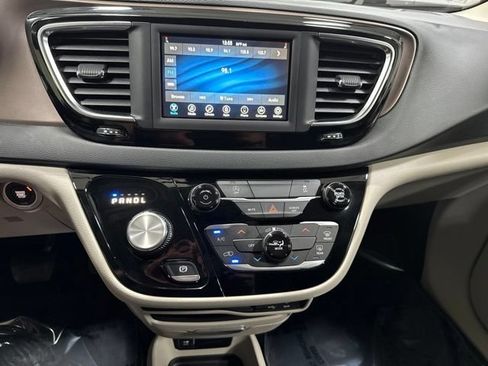 Used 2020 Chrysler Voyager LX FWD image 17