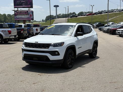 Used 2025 Jeep Compass Latitude w/ Convenience Group AWD/4WD image 1
