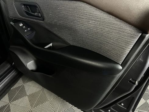 Used 2023 Nissan Rogue S image 31