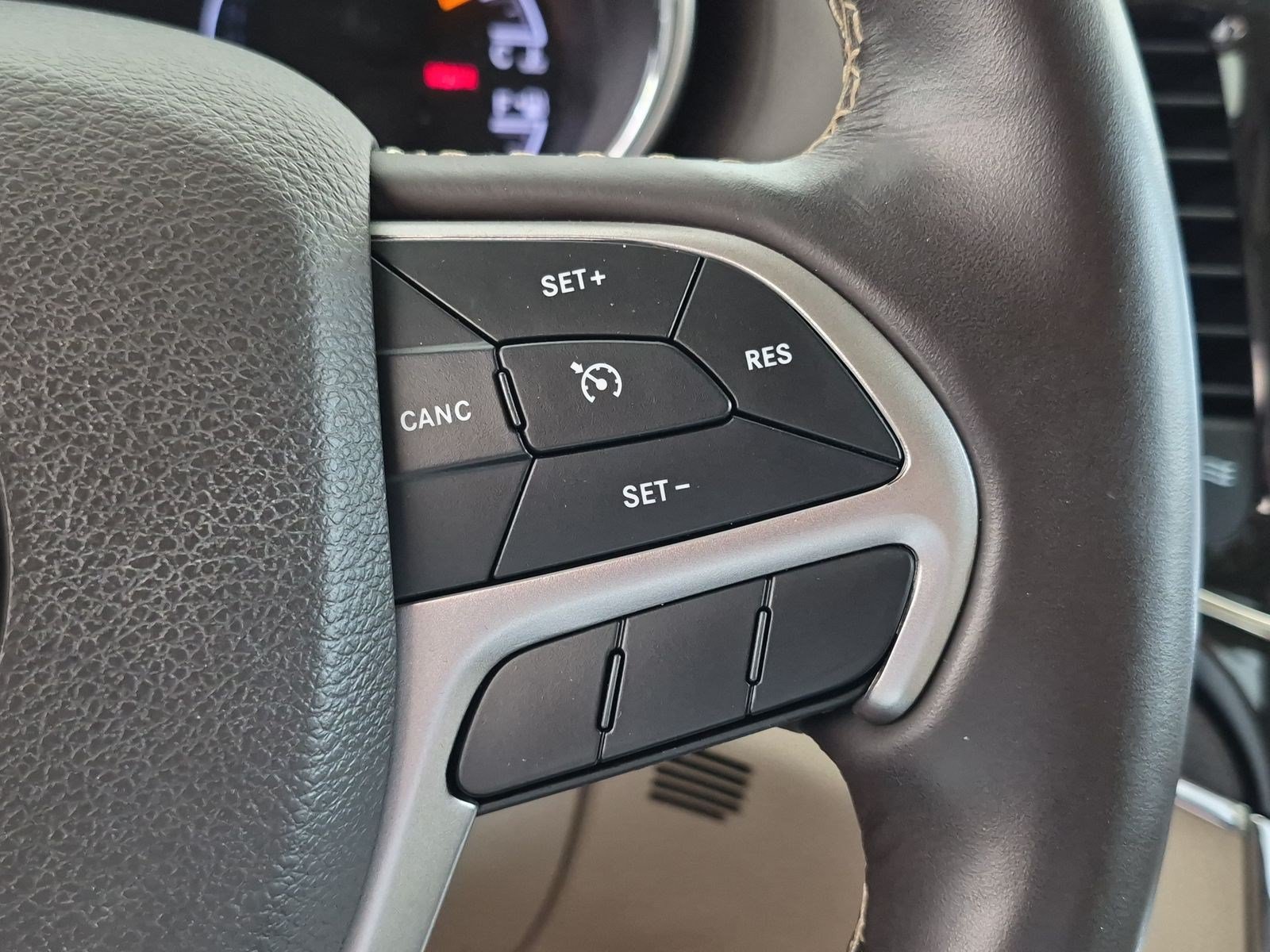 Used 2021 Jeep Grand Cherokee Overland AWD/4WD image 18