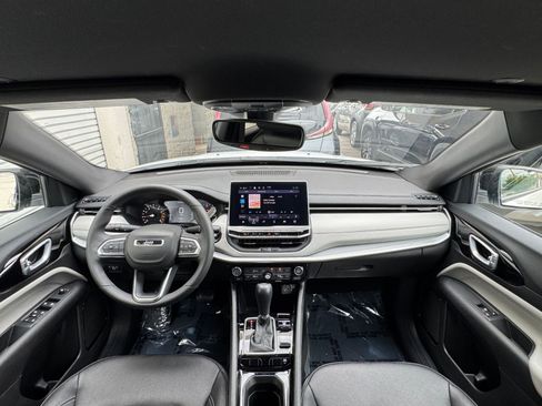 Used 2025 Jeep Compass Limited image 34