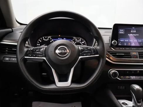 Used 2025 Nissan Altima 2.5 SV FWD image 19