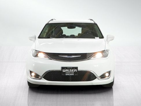 Used 2018 Chrysler Pacifica Touring-L w/ Tire & Wheel Group FWD image 8